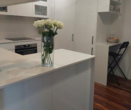 East Meets West in Acrylic Solid Surface Kitchen Design: White American-Style Countertops And Chinese-Inspired Artificial Stone Innovations